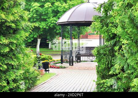 Metalllaube im Park im Sommer. Landschaftsgestaltung und Natur. Gartenpflege. Stockfoto