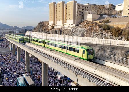 (240620) -- MEKKA, 20. Juni 2024 (Xinhua) -- dieses Foto vom 16. Juni 2024 zeigt Züge, die auf der U-Bahn-Linie Al Mashaaer Al Mugaddassah in Mekka, Saudi-Arabien fahren. Die China Railway Construction Corporation (CRCC) gab am Mittwoch bekannt, dass sie den Betrieb der Al Mashaaer Al Mugaddassah Metro Line 2024 in Mekka in Saudi-Arabien abgeschlossen hat. In den sieben Tagen wurden 2.206 Züge abgesetzt, die etwa 2,094 Millionen Passagiere bedienten, sagte CRCC in einer Erklärung. FÜR „Chinesische Stadtbahn liefert mehr als 2 Millionen Fahrten in Mekka für Hajj-Pilger“ (CRCC/Handout Via Stockfoto