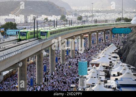 (240620) -- MEKKA, 20. Juni 2024 (Xinhua) -- dieses Foto vom 16. Juni 2024 zeigt Züge, die auf der U-Bahn-Linie Al Mashaaer Al Mugaddassah in Mekka, Saudi-Arabien fahren. Die China Railway Construction Corporation (CRCC) gab am Mittwoch bekannt, dass sie den Betrieb der Al Mashaaer Al Mugaddassah Metro Line 2024 in Mekka in Saudi-Arabien abgeschlossen hat. In den sieben Tagen wurden 2.206 Züge abgesetzt, die etwa 2,094 Millionen Passagiere bedienten, sagte CRCC in einer Erklärung. FÜR „Chinesische Stadtbahn liefert mehr als 2 Millionen Fahrten in Mekka für Hajj-Pilger“ (CRCC/Handout Via Stockfoto