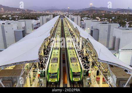 (240620) -- MEKKA, 20. Juni 2024 (Xinhua) -- Züge, die auf der Al Mashaaer Al Mugaddassah Metro Line verkehren, warten auf die Abfahrt in Mekka, Saudi-Arabien, 16. Juni 2024. Die China Railway Construction Corporation (CRCC) gab am Mittwoch bekannt, dass sie den Betrieb der Al Mashaaer Al Mugaddassah Metro Line 2024 in Mekka in Saudi-Arabien abgeschlossen hat. In den sieben Tagen wurden 2.206 Züge abgesetzt, die etwa 2,094 Millionen Passagiere bedienten, sagte CRCC in einer Erklärung. PASSEND ZU „Chinesische Stadtbahn liefert mehr als 2 Millionen Fahrten in Mekka für Hajj-Pilger“ (CRCC/Handout Via Xinhua) Stockfoto