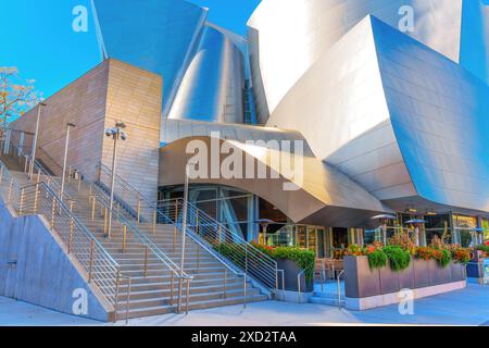 Los Angeles, Kalifornien - 10. April 2024: Eingangsbereich der Walt Disney Concert Hall im Zentrum von LA, mit modernen architektonischen Details und einem W Stockfoto