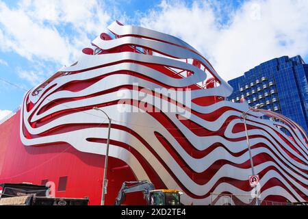 Los Angeles, Kalifornien - 4. April 2024: Markante und künstlerische Fassade des Petersen Automotive Museum. Stockfoto