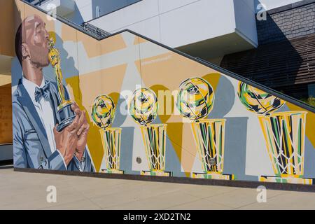 Los Angeles, Kalifornien - 9. April 2024: Farbenfrohes Streetart-Wandgemälde mit einer Person, die die Oscar-Statue küsst Stockfoto