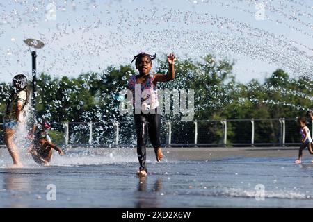 (240620) -- WASHINGTON, D.C., 20. Juni 2024 (Xinhua) -- Kinder kühlen sich am 19. Juni 2024 an einem Brunnen an der Georgetown Waterfront in Washington, DC, USA ab. Mehr als 250 Millionen Amerikaner werden diese Woche eine hohe Temperatur von mindestens 90 Grad Fahrenheit (32,2 Grad Celsius) erleben, vor allem im östlichen Teil des Landes. (Foto: Aaron Schwartz/Xinhua) Credit: Aaron Schwartz/Xinhua/Alamy Live News Stockfoto