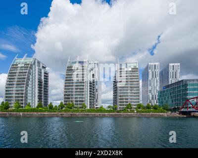 Die NV Building Apartmentblöcke neben dem Huron Basin in Salford Quays, Salford, Greater Manchester, England. Stockfoto