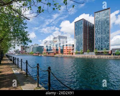 Moderne Appartements und Bürogebäude neben dem Erie Basin in Salford Quays, Salford, Greater Manchester, England. Stockfoto