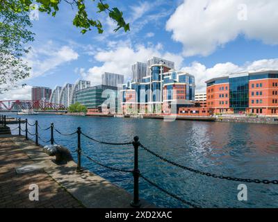 Moderne Appartements und Bürogebäude neben dem Erie Basin in Salford Quays, Salford, Greater Manchester, England. Stockfoto