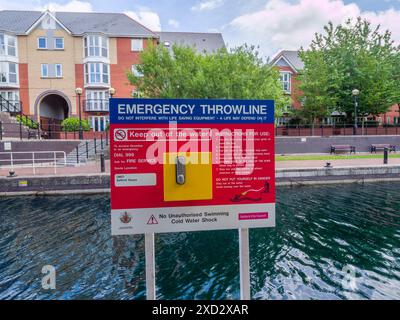 Eine Notfallschleuder an der Uferseite des Mariners Canal bei Salford Quays, Salford, Greater Manchester, England. Stockfoto