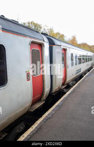 East Suffolk Lines Passagierzug wartet am Bahnhof Campsea Ashe, der Wickham Market Station genannt wird, obwohl er sich in Campsea Ashe Suffolk befindet. Stockfoto