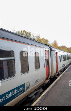 East Suffolk Lines Passagierzug wartet am Bahnhof Campsea Ashe, der Wickham Market Station genannt wird, obwohl er sich in Campsea Ashe Suffolk befindet. Stockfoto