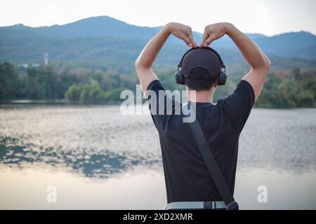 Ein junger Mann benutzt Gebärdensprache, um seine Liebe und Freundschaft zu seinem Freund und Liebhaber auszudrücken. Das Konzept der Gebärdensprache zeigt ein Herzsymbol, um Liebe auszudrücken, f Stockfoto