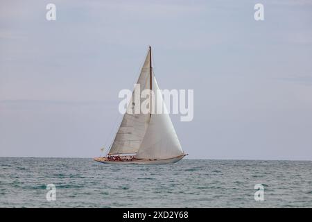 Wunderschönes Segelschiff während einer Regatta in Antibes in Südfrankreich Stockfoto