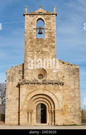 Romanische Kirche St. Maria de Porqueres. Banyoles Lake. Girona Stockfoto