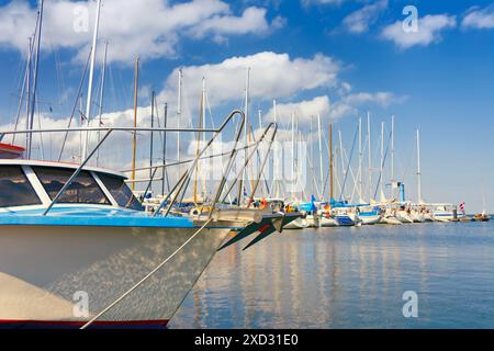 Kleiner Yachthafen an der Ostsee bei Sonnenschein Stockfoto
