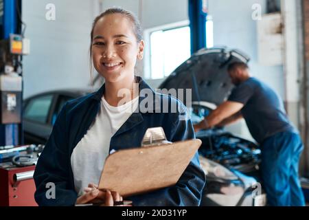 Frau, Porträt und Klemmbrett für Autoservice, Mechaniker und Wartung oder Sicherheitsprüfung in der Werkstatt. Asiatischer Ingenieur oder Arbeiter mit Checkliste Stockfoto