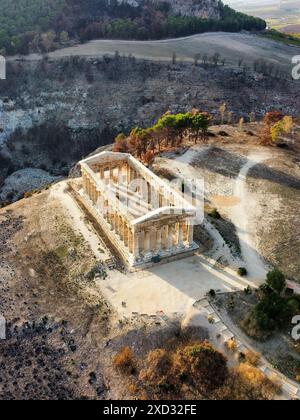 Luftaufnahme des Tempels von Segesta im sizilianischen Hinterland Stockfoto