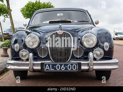 Lelystad, Niederlande, 16.06.2024, Vorderansicht der klassischen britischen Limousine Jaguar Mark 1 aus dem Jahr 1959 beim National Old Timer Day Stockfoto