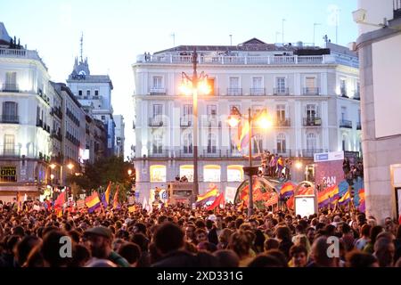 Die Demonstranten der Monarchie kamen in großer Zahl nach der Ankündigung der Abdankung von König Juan Carlos I. in die Puerta del Sol in Madrid Stockfoto