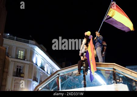 Anti-Monarchie-Demonstranten sitzen auf der Sol Metro in Madrid und schwenken die Flagge der Zweiten Spanischen Republik nach der Ankündigung der Abdankung von König Juan Carlos I. Stockfoto