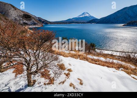 Berg Fuji und See Motosu mit blauem Himmel im Winter, Japan Stockfoto