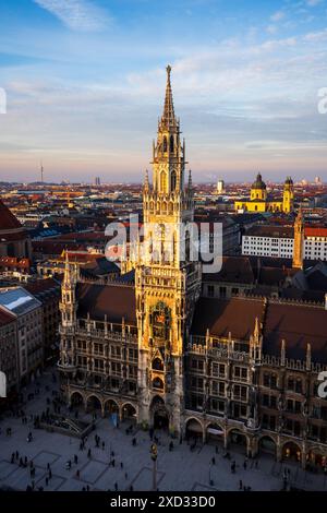 Luftaufnahme des Neuen Rathauses in München bei Sonnenuntergang, Bayern, Deutschland Stockfoto