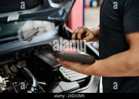 Fahrzeug, Diagnose und Hände des Mechanikers in der Werkstatt für Wartung, Reparatur oder Wartung des Motors. Auto, Experte und Inspektion mit Fahrzeugingenieur oder Stockfoto