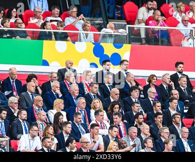 Ministerpraesident Viktor Orban Ungarn, Präsident Aleksander Ceferin UEFA und Bundeskanzler Olaf Scholz Germany schauen zu waehrend des Spiels der UEFA EURO 2024 - Gruppe A zwischen Deutschland und Ungarn, Arena Stuttgart am 19. Juni 2024 in Stuttgart, Deutschland. Foto von Ministerpraesident Viktor Orban Ungarn, Praesident Aleksander Ceferin UEFA und Bundeskanzler Olaf Scholz Deutschland schauen sich beim 2024 Spiel der Gruppe A zwischen Deutschland und Ungarn am 19. Juni 2024 in der Arena Stuttgart an. Foto: Defodi-738 738 GERHUN 20240619 667 *** Premierminister Viktor Orb Stockfoto