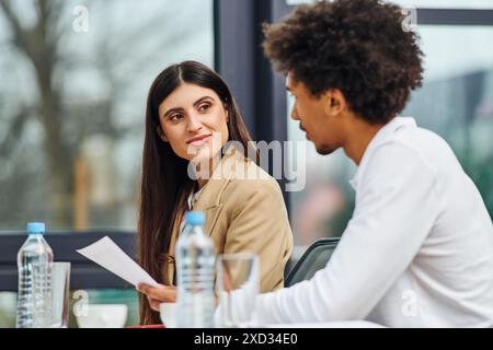 Ein Mann und eine Frau, die an einem Tisch saßen, hatten ein tiefes Gespräch. Stockfoto