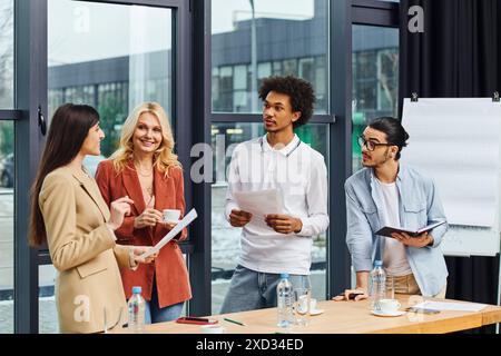 Eine vielfältige Gruppe von Fachleuten, die an einem Besprechungstisch diskutiert wurden. Stockfoto