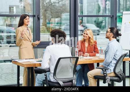 Eine Gruppe fleißiger Arbeitssuchender, die Strategien in einem Besprechungsraum diskutieren. Stockfoto
