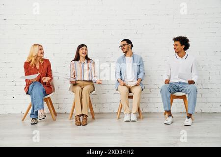 Eine Gruppe von Personen setzte sich und führte eine lebhafte Diskussion. Stockfoto