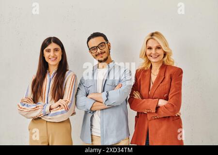 Drei Profis posieren selbstbewusst vor weißem Hintergrund. Stockfoto