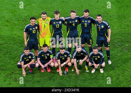 Team Scotland ( Ché Adams (10) aus Schottland, Torhüter Angus Gunn (1) aus Schottland, Jack Hendry (13) aus Schottland, Scott McTominay (4) aus Schottland, Grant Hanley (5) aus Schottland, John McGinn (7) aus Schottland und Billy Gilmour (14) aus Schottland, Andrew Robertson (3) aus Schottland, Kieran Tierney (6) aus Schottland, Anthony Ralston (2) aus Schottland, Callum McGregor (8) aus Schottland) vor einem Fußballspiel zwischen den Nationalmannschaften Schottlands und der Schweiz am 2. Spieltag in Gruppe A in der Gruppenphase des UEFA Euro 2024-Turniers am Mittwoch, 19. Juni 2024 in Köln. FOTO S Stockfoto