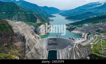Qiaojia. Juni 2024. Ein Luftdrohnenfoto vom 19. Juni 2024 zeigt einen