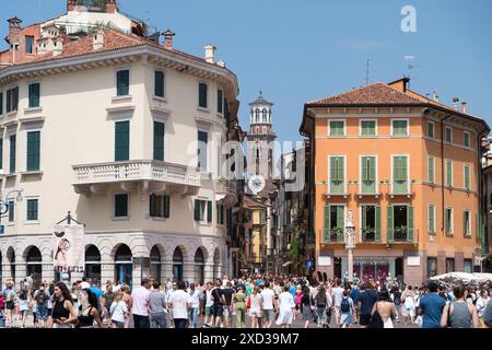 Piazza Bra, Via Giuseppe Mazzini und Torre de Lamberti im historischen Zentrum von Verona, Provinz Verona, Veneto, Italien© Wojciech Strozyk / Alamy Stock Stockfoto