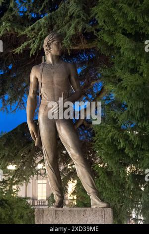 Monumento al Partigiano (Statue für gefallene Partisanen) von Mario Salazzari aus dem Jahr 1946 zum Gedenken an den ersten Jahrestag des Befreiungstages auf der Piazza Bra Stockfoto