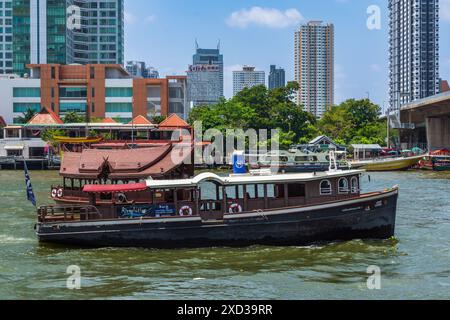 Bangkok, Thailand - 19. März 2018: Boot auf dem Chao Phraya River. Stockfoto