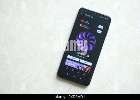 KIEW, UKRAINE - 20. APRIL 2024 Tronix App Telegramm-Bot auf Smartphone-Bildschirm. Tronix App ist ein virales Telegramm-basiertes Krypto-Spiel, mit dem Sie TRX-Token durch die Verwaltung eines virtuellen Krypto-Austauschs verdienen können Stockfoto