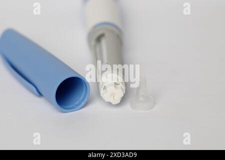 Selbstinjektionsstift, Antidiabetikum zur Behandlung von Typ-2-Diabetes und ein Anti-Adipositas-Medikament. Semaglutid-Makro auf weißem Hintergrund Stockfoto