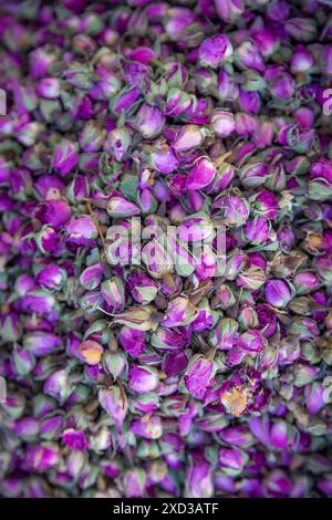 Getrocknete violette und rosa Rosenknospen in einem Kräuterladen auf einem persischen Basar, die zu Gewürz- und Parfümerie-Zwecken verkauft werden Stockfoto