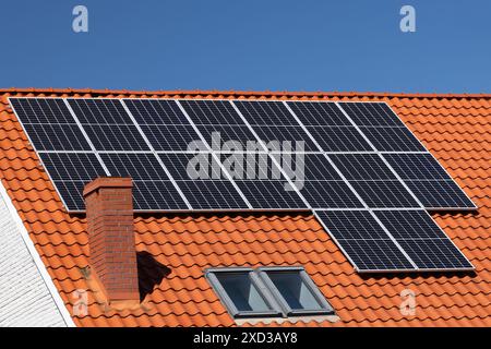 Sonnenkollektoren auf rotem Ziegeldach Stockfoto