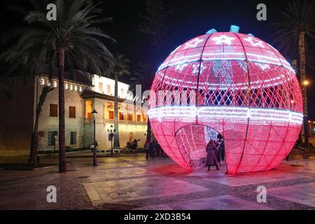 Palma, Spanien - 31. Dezember 2023: Weihnachtsdekoration in El Born, Palma de Mallorca Stockfoto