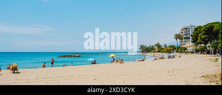 Cambrils, Spanien - 9. Juni 2024: Panoramablick auf den Strand von Ardiaca in Cambrils, Spanien, an der beliebten Costa Dorada Küste, mit einigen Leuten, die die guten W Stockfoto