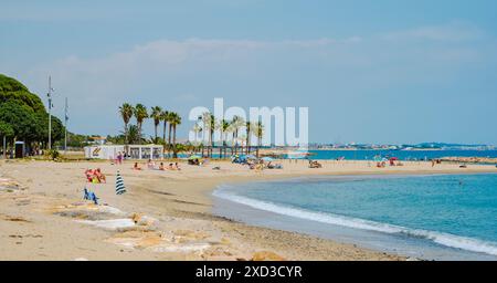 Cambrils, Spanien - 9. Juni 2024: Die Menschen genießen das gute Wetter eines sonnigen Frühlingssonntags am Ardiaca Beach in Cambrils, Spanien, an der beliebten Costa Dorad Stockfoto