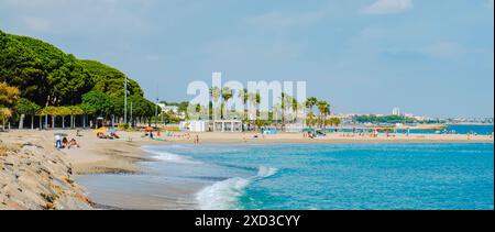 Cambrils, Spanien - 9. Juni 2024: Panoramablick auf den Strand von Ardiaca in Cambrils, Spanien, mit Menschen, die das gute Wetter genießen, und die Promenade auf dem Le Stockfoto