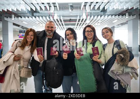 Lächelnde fünfköpfige Familie mit Pässen in einem Londoner Flughafen bereit für eine Reise. Stockfoto