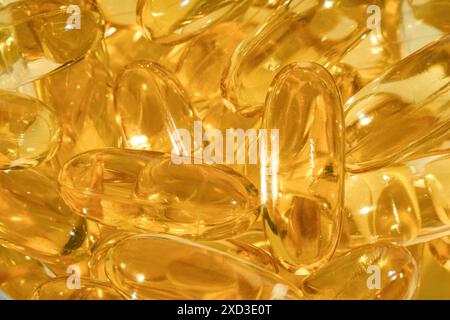 Dieses Nahaufnahme-Bild zeigt einen Haufen glänzender Omega-3-Kapseln, die ihre durchscheinende und glänzende Textur zeigen Stockfoto