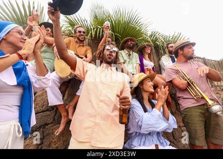 Von unten versammelt sich eine Gruppe von Freunden zu einer Party im Freien, um Lachen und Musik zu teilen. Männer und Frauen verschiedener Ethnien, einschließlich Cauc Stockfoto