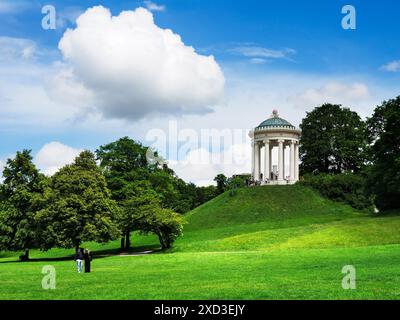 Der Monopteros-Tempel im griechischen Stil im Englischen Garten München Stockfoto