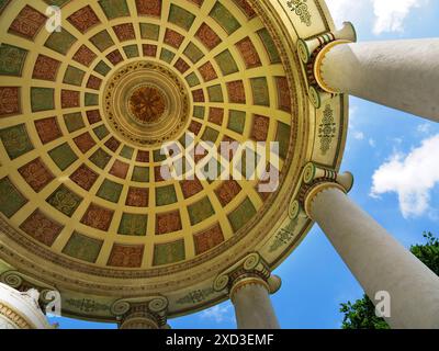 Innenraum des Tempels im griechischen Stil Monopteros im Englischen Garten München Stockfoto